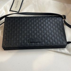 Gucci cross body, Serial number is 466507.0416
